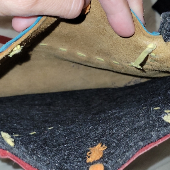 Handstiched wool and leather purse - Picture 9 of 10